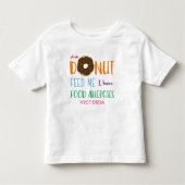 ドーナツは私がパーソナライズな食物アレルギーを有する私を食べ物を与えます トドラーTシャツ (正面)