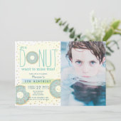 ドーナツグリーンx金ゴールドフォトボーイ誕生日 招待状 (スタンド正面)