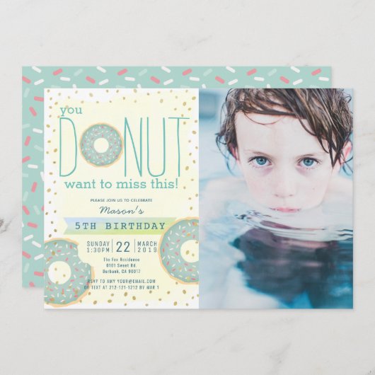 ドーナツグリーンx金ゴールドフォトボーイ誕生日 招待状 (正面/裏面)