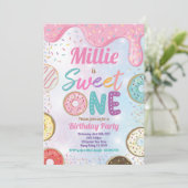 ドーナツスイートワン1st誕生日パーティーピンクパステルInv 招待状 (スタンド正面)
