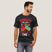 ドーナツ救は一度に一口ずつ世界を支配する Tシャツ (正面フル)
