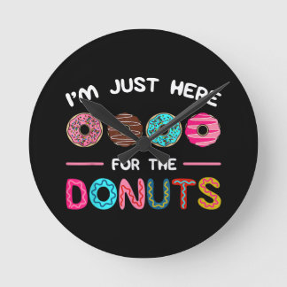ドーナツ生地の甘さのためにここにいる ラウンド壁時計
