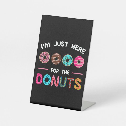 ドーナツ生地の甘さのためにここにいる 台座サイン (正面)