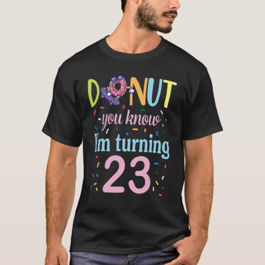 ドーナツ私が23年の誕生日Bを回しているのを知っている Tシャツ (正面)