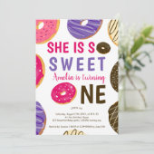 ドーナツ1回おもしろいかわいい水色1歳の誕生日 招待状 (スタンド正面)