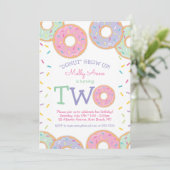 ドーナツ2nd誕生日招待状ピンクの散水器 招待状 (スタンド正面)