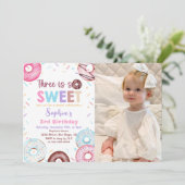ドーナツ3歳の誕生日ドーナツ3歳が甘い写真 招待状 (スタンド正面)