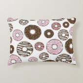 ドーナツ、ピンクドーナツ、ブラウンドーナツのパターン アクセントクッション (正面)