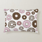 ドーナツ、ピンクドーナツ、ブラウンドーナツのパターン アクセントクッション (裏面)