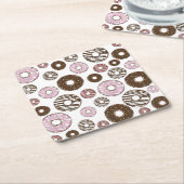 ドーナツ、ピンクドーナツ、ブラウンドーナツのパターン スクエアペーパーコースター (アングル)