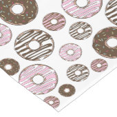 ドーナツ、ピンクドーナツ、ブラウンドーナツのパターン ミディアムテーブルランナー (コーナー)