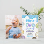 ドーナツ・ボーイ2、2歳の誕生日パーティーブルー写真 招待状 (スタンド正面)