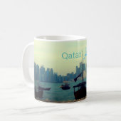 ドーハ港のドー絵画ズ –  コーヒーマグカップ (正面左)