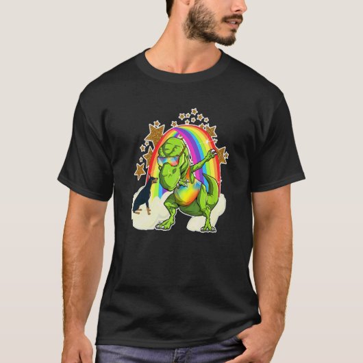 ドーベルマンがダンシの横で虹の雲に乗る Tシャツ (正面)