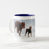 ドーベルマン犬および分Pin -一見! 小型私! ツートーンマグカップ (正面左)