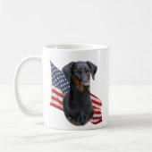 ドーベルマン犬のピンシャーの黒の自然な耳付つきのマグ コーヒーマグカップ (左)