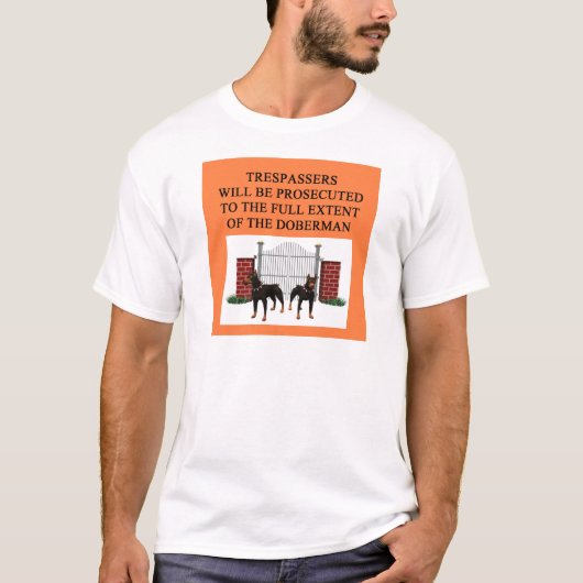ドーベルマン犬の不法侵入者 Tシャツ (正面)
