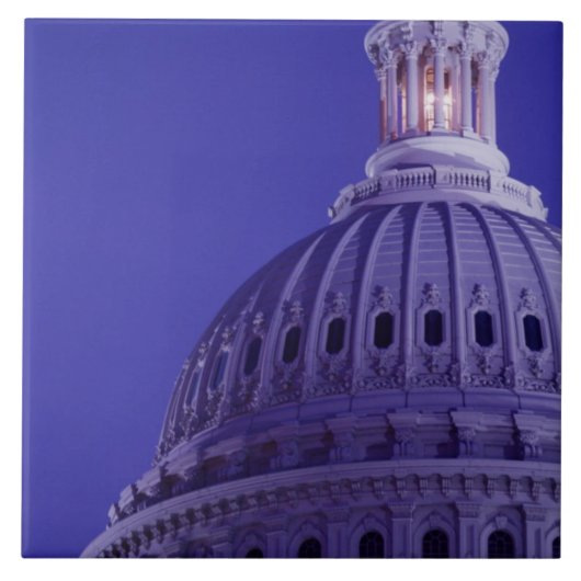 ドームに灯りがついた夕暮れ時のアメリカ合衆国議会議事堂 タイル (正面)
