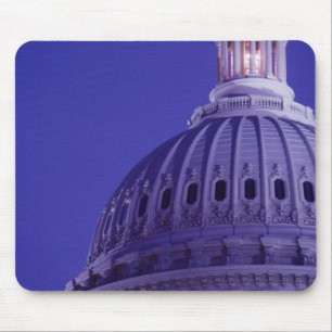 ドームに灯りがついた夕暮れ時のアメリカ合衆国議会議事堂 マウスパッド