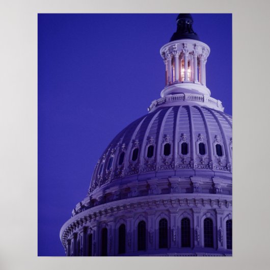 ドームに灯りがついた黄昏時のアメリカ合衆国議会議事堂 ポスター (正面)