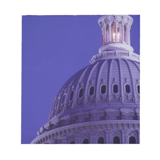 ドームに灯りがついた黄昏時のアメリカ合衆国議会議事堂(会議中を示す) ノートパッド (正面)