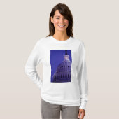 ドームに灯りがついた黄昏時のアメリカ合衆国議会議事堂 Tシャツ (正面フル)