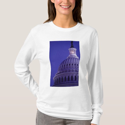 ドームに灯りがついた黄昏時のアメリカ合衆国議会議事堂 Tシャツ (正面)