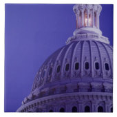 ドームのライトとの薄暗がりの米国の国会議事堂 タイル (正面)