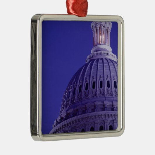 ドームのライトとの薄暗がりの米国の国会議事堂 メタルオーナメント (右)