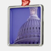ドームのライトとの薄暗がりの米国の国会議事堂 メタルオーナメント (左)
