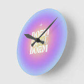 ドームスウィートドルムブルー&パープルグラディエントオーラ ラウンド壁時計 (傾斜)