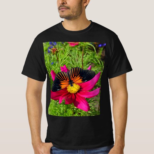 ドーリス・ロングウィング蝶とメキシコ・アスターの花 Tシャツ (正面)