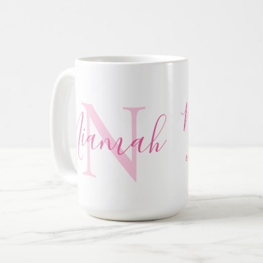 ナイアマの名前モノグラムピンクの文字コーヒーマグを意味する コーヒーマグカップ (正面左)