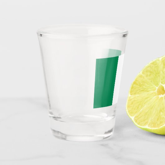 ナイジェリア国旗を掲げた愛国的なショットグラス ショットグラス (左)