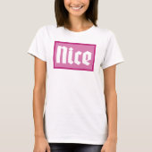 ナイス ピンクボックス タイポグラフィー Tシャツ (正面)