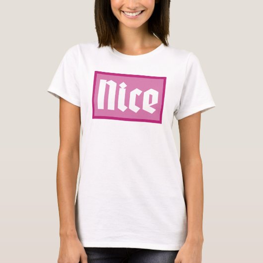 ナイス ピンクボックス タイポグラフィー Tシャツ (正面)
