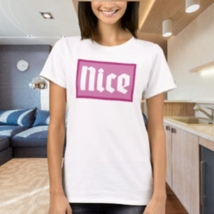 ナイス ピンクボックス タイポグラフィー Tシャツ