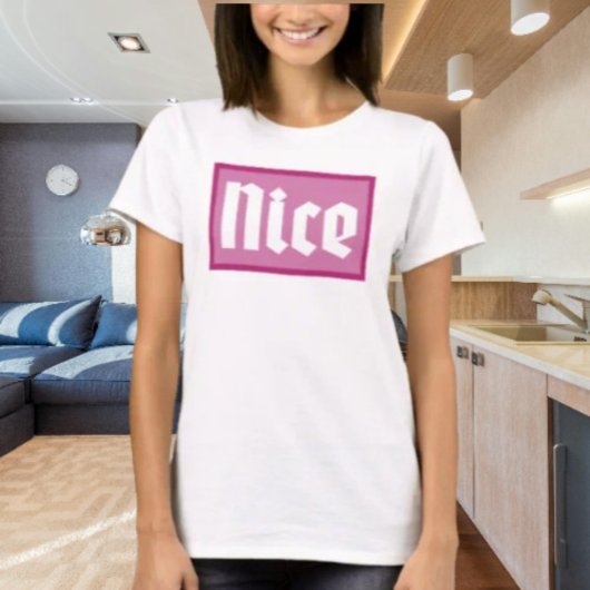 ナイス ピンクボックス タイポグラフィー Tシャツ