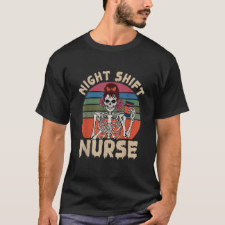 ナイトおもしろいシフトナーススケルトンハロウィーンER RN C Tシャツ