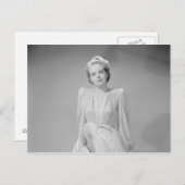 ナイトガウンの若い女性のスタジオポートレート ポストカード (正面/裏面)