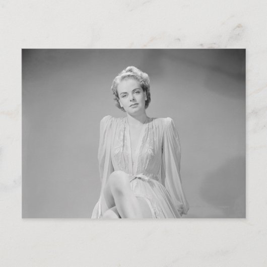 ナイトガウンの若い女性のスタジオポートレート ポストカード (正面)