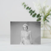 ナイトガウンの若い女性のスタジオポートレート ポストカード (スタンド正面)