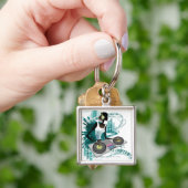 ナイトクラブでターンテーブルを使用している若い女性Dj キーホルダー (手)