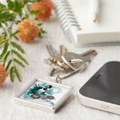 ナイトクラブでターンテーブルを使用している若い女性Dj キーホルダー (側面)