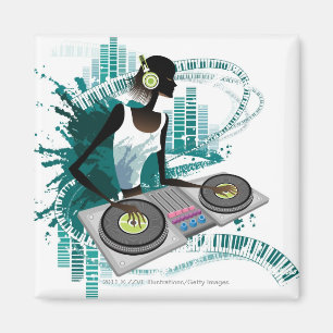 ナイトクラブでターンテーブルを使用している若い女性Dj マグネット
