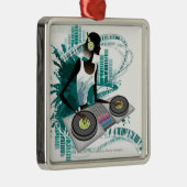 ナイトクラブでターンテーブルを使用している若い女性Dj メタルオーナメント (右)