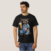 ナイトシフトのアライグマ看護師、面白いRNアイスコーヒー、 Tシャツ (正面フル)