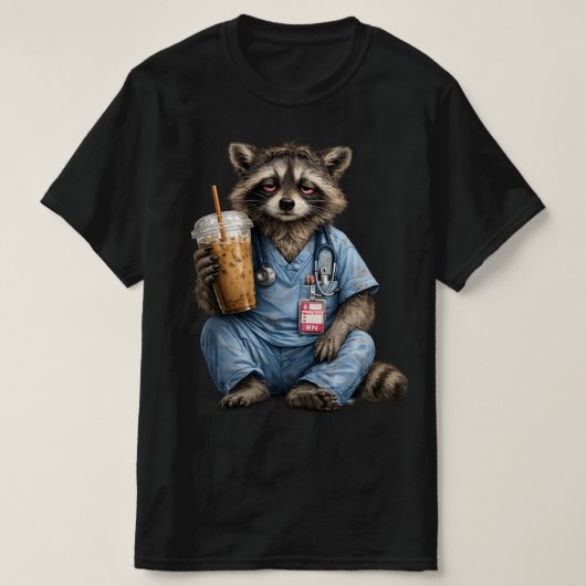 ナイトシフトのアライグマ看護師、面白いRNアイスコーヒー、 Tシャツ (デザイン正面)