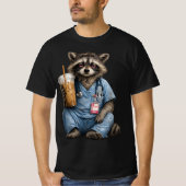 ナイトシフトのアライグマ看護師、面白いRNアイスコーヒー、 Tシャツ (正面)