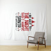 ナイトシフトナースサンタが見ている タペストリー (インサイチュ(横))